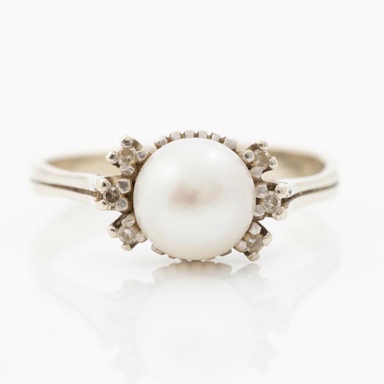 18K white gold ring with a cultured pearl and small diamonds.