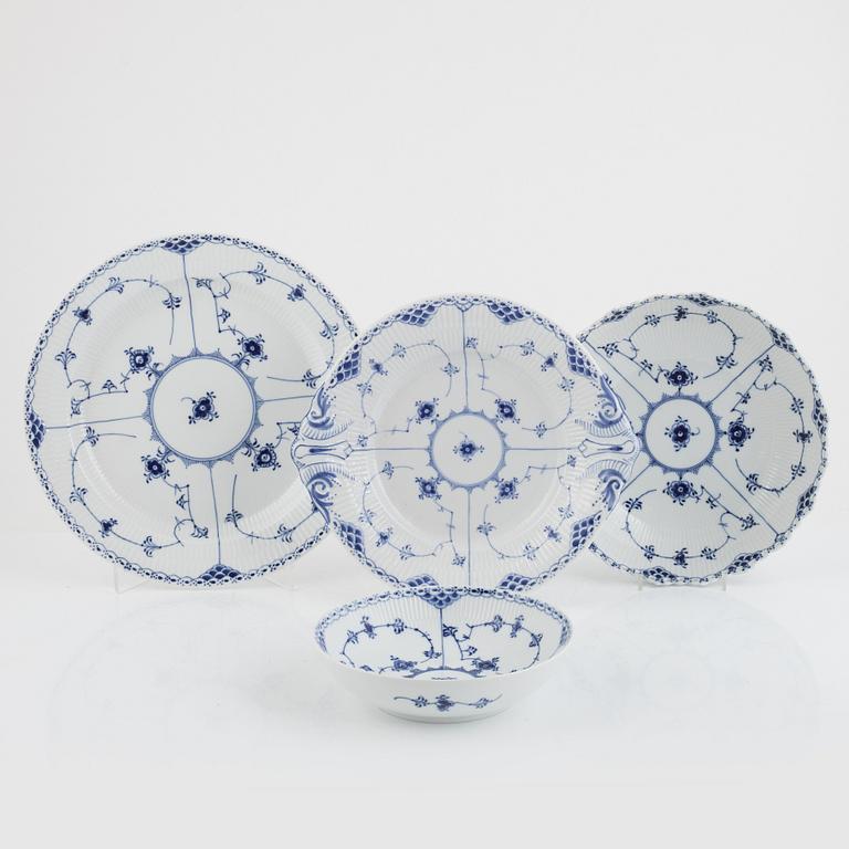 Royal Copenhagen, matservis, 70 delar, "Musselmalet", Danmark.