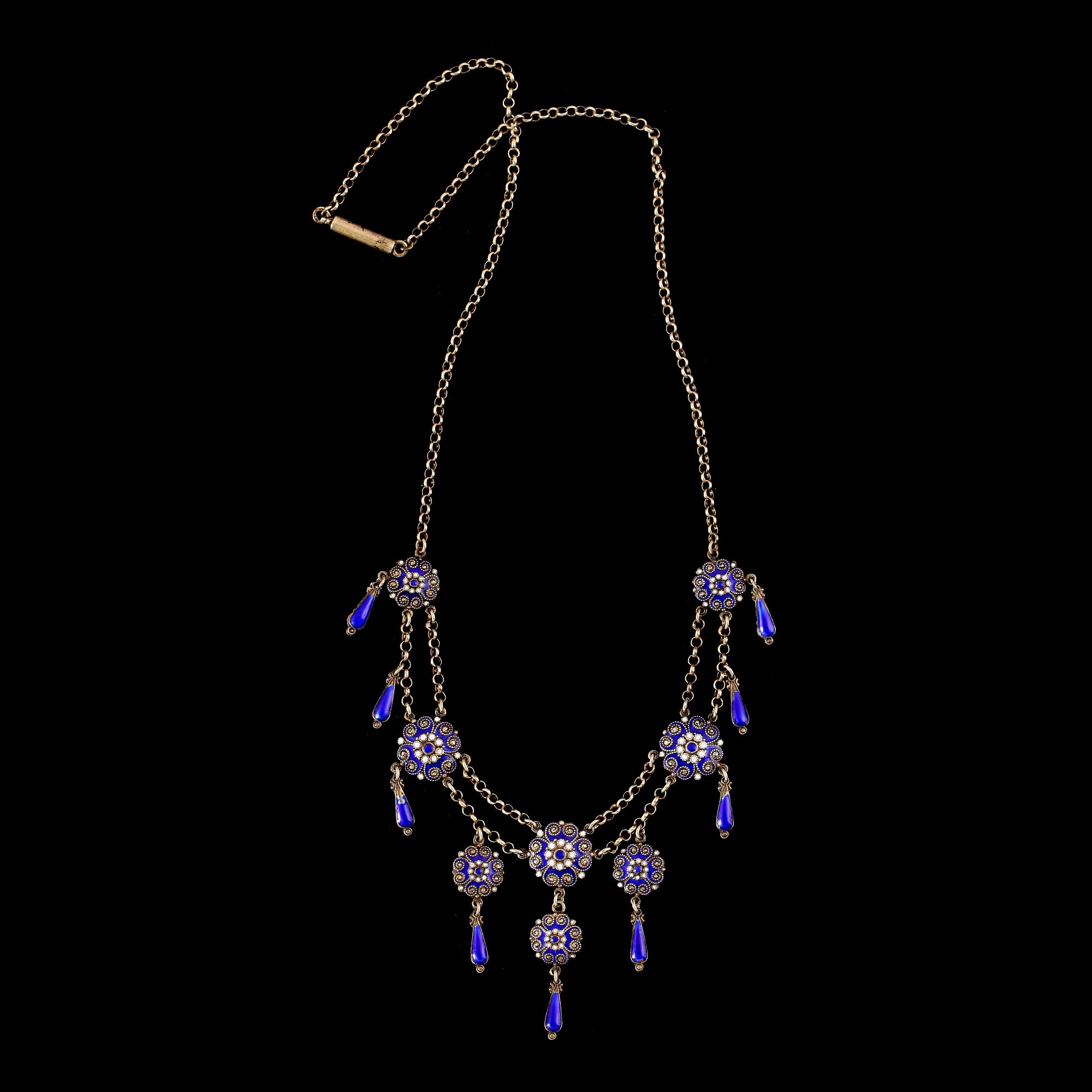 COLLIER, förgyllt sterlingsilver, emalj, 1900-talets första hälft.