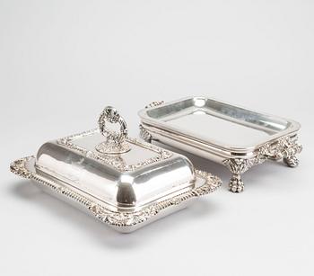 A plate serving dish with lid, probably England, 20th century.