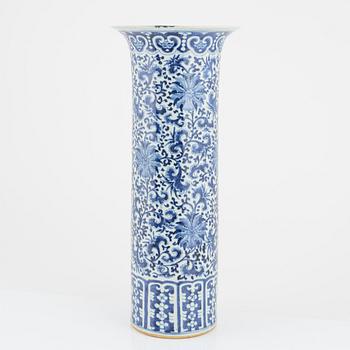 A porcelain vase, China, late Qing dynasty/early 20th century.