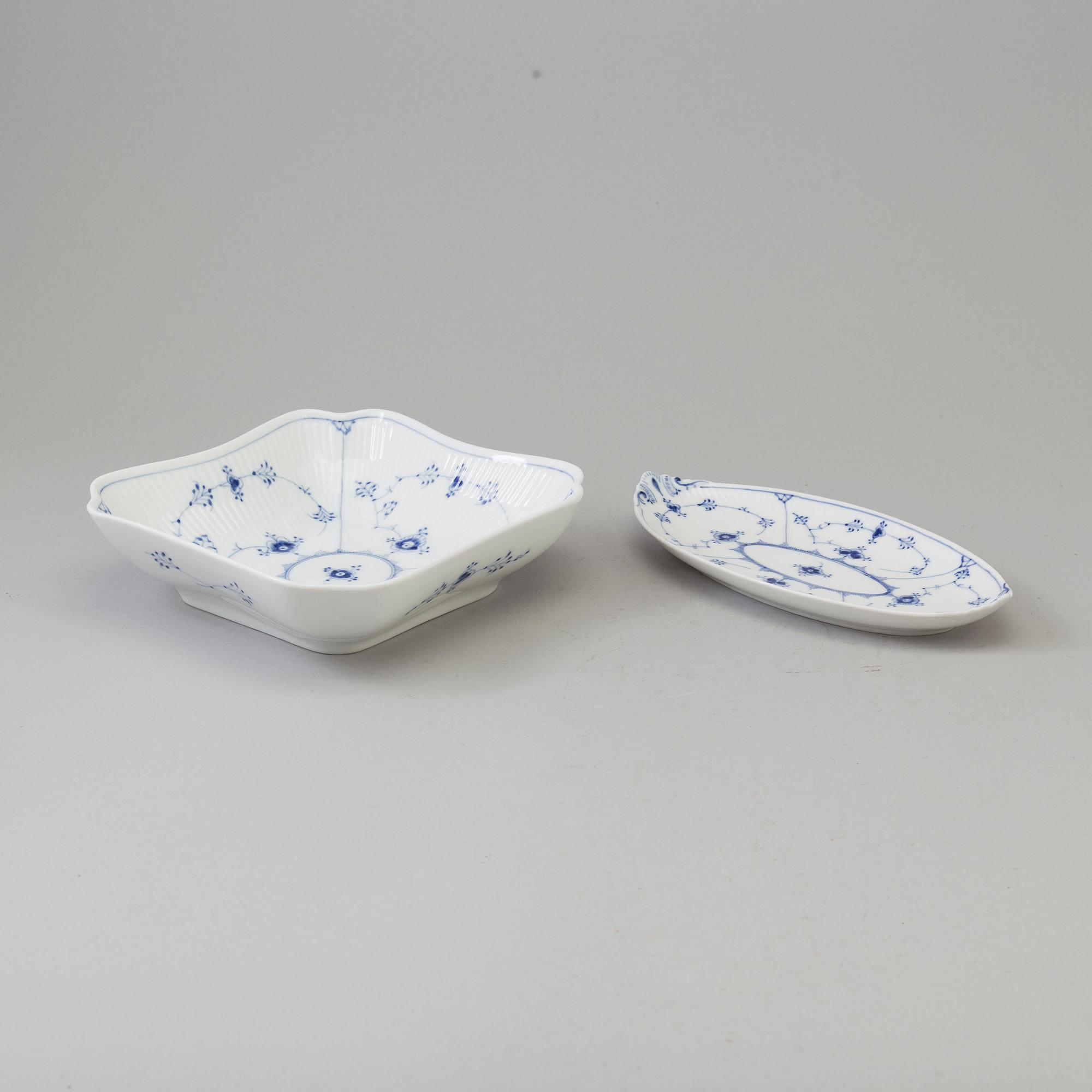 113 pieces of porcelain tableware from Royal Copenhagen, model "Musselmalet", 20th century.