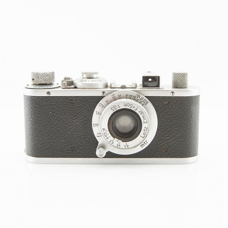 Camera Leica 1939 with accessories and case.