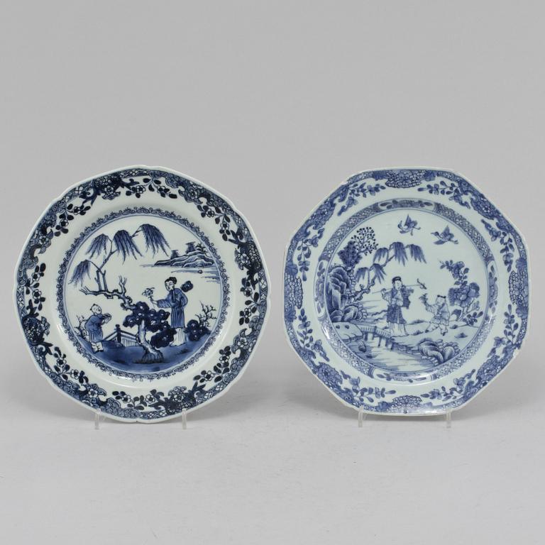 TALLRIKAR, 2 st, porslin, Kina, 1700-tal.