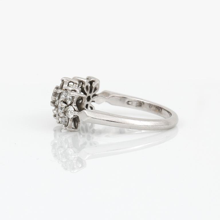 RING, 18K vitguld med briljantslipade diamanter, tot ca 0,69 ct. Total vikt ca 3,42 g.