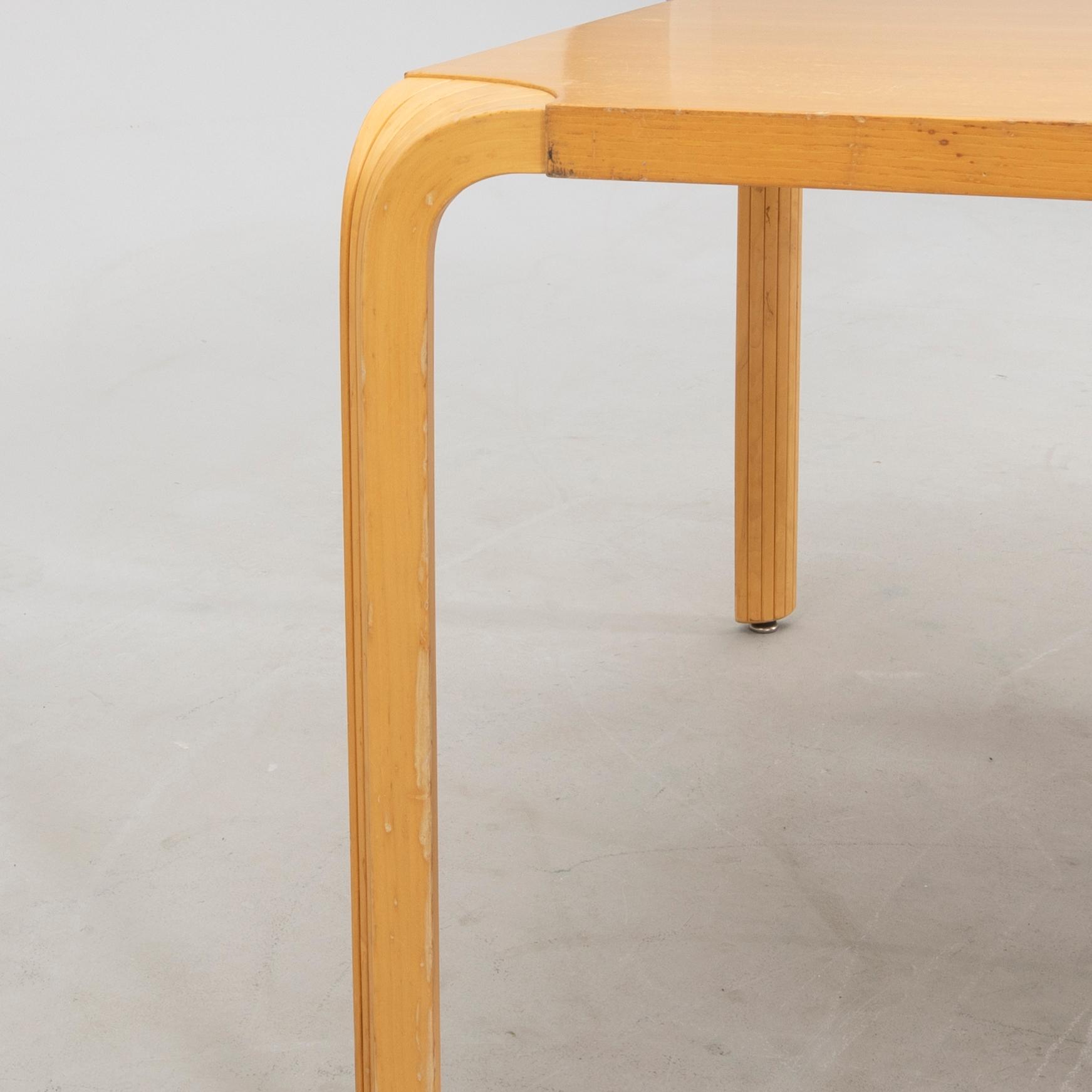 Alvar Aalto, soffbord X800A "Fan leg table" Artek Finland sent 1900-tal.
