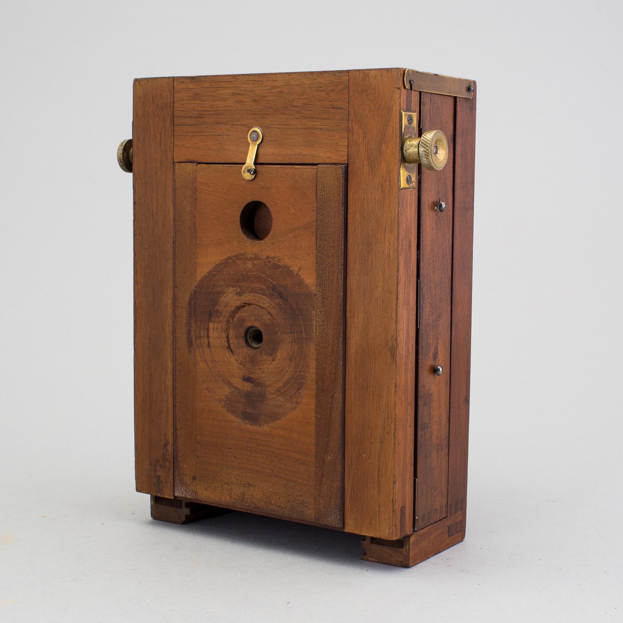 An early 20th century field camera.
