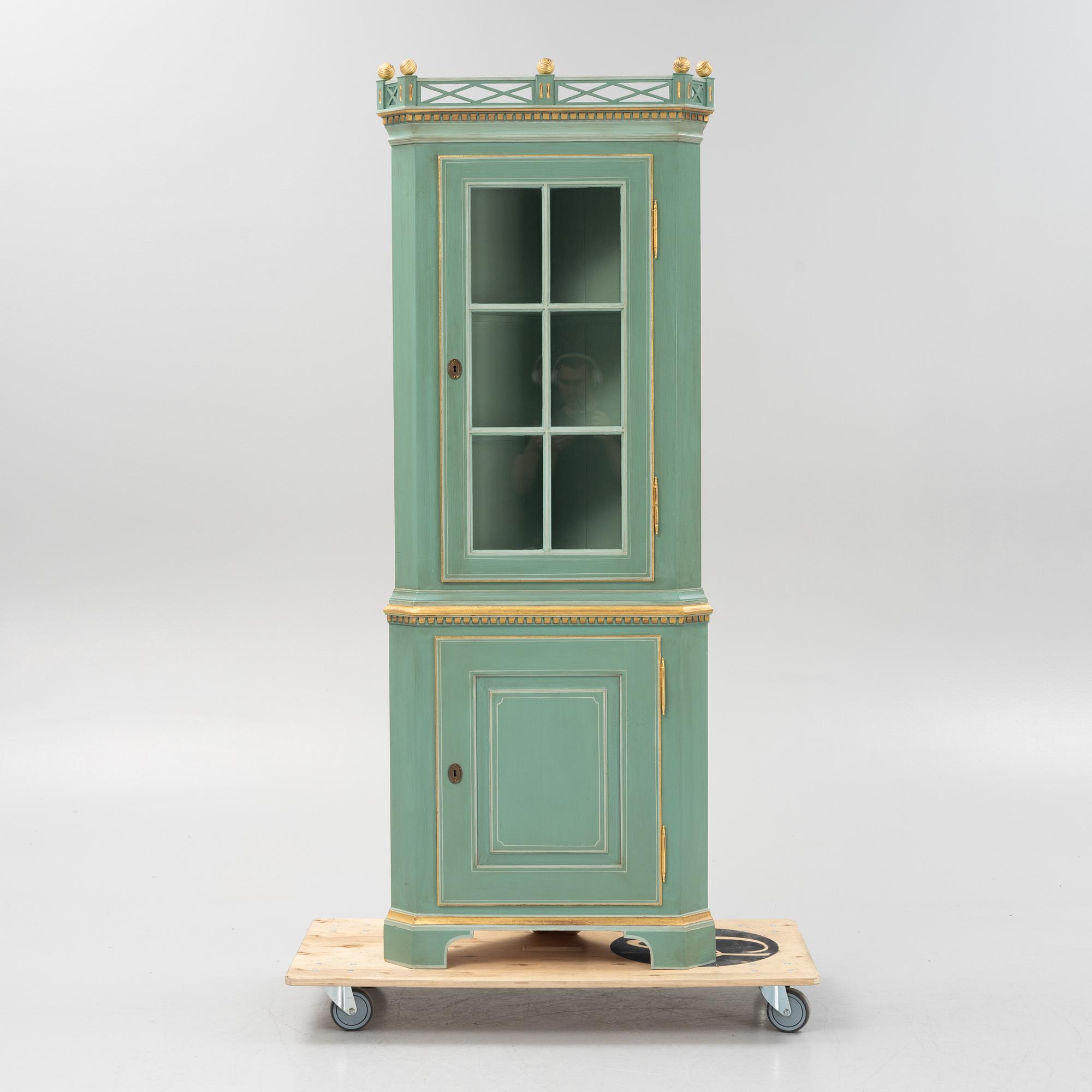 Hörnskåp med vitrin, Louis XVI-stil, Danmark, 1900-talets andra hälft.