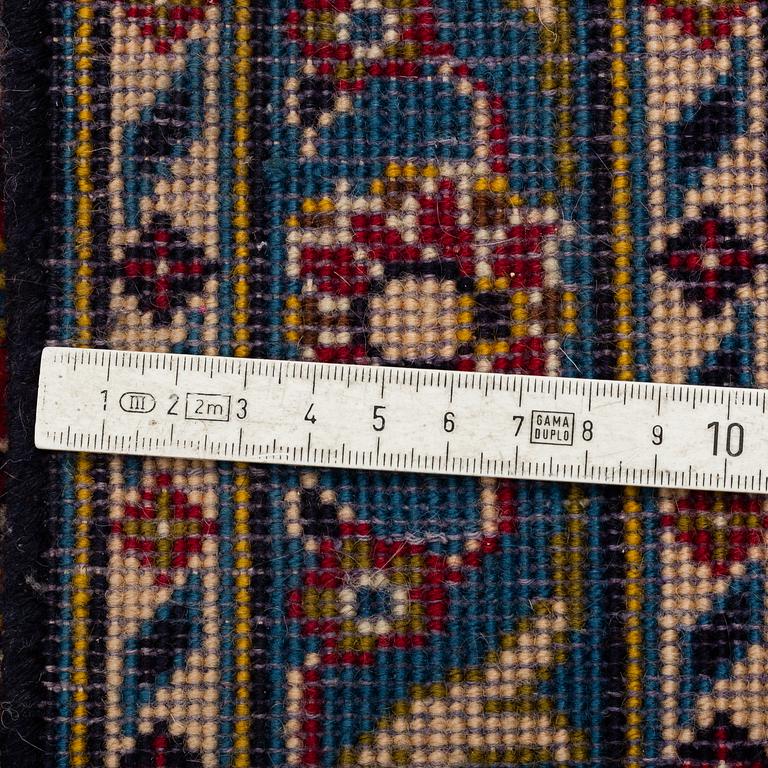 A CARPET, Kashan, ca 335 x 230 cm.