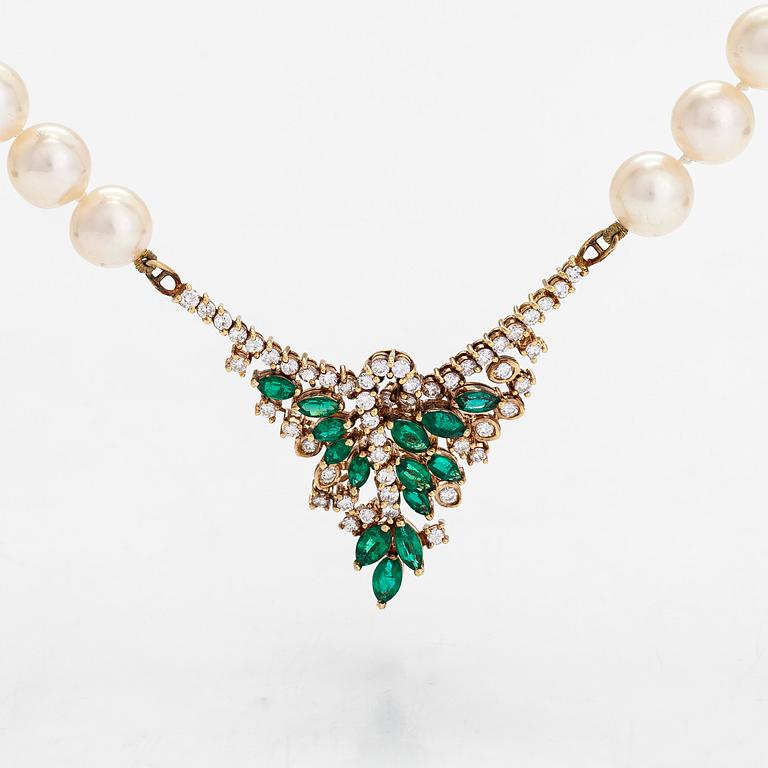 Collier, odlade pärlor, hänge, 18K guld med smaragder samt briljantslipade diamanter.
