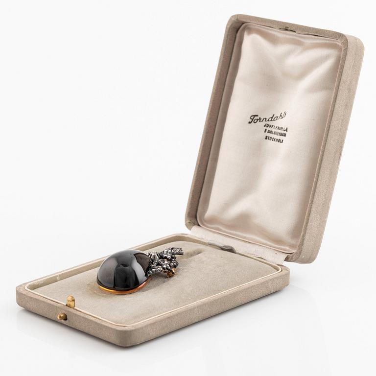 Brosch med stor karbunkel (granat) och gammal- och rosenslipade diamanter.