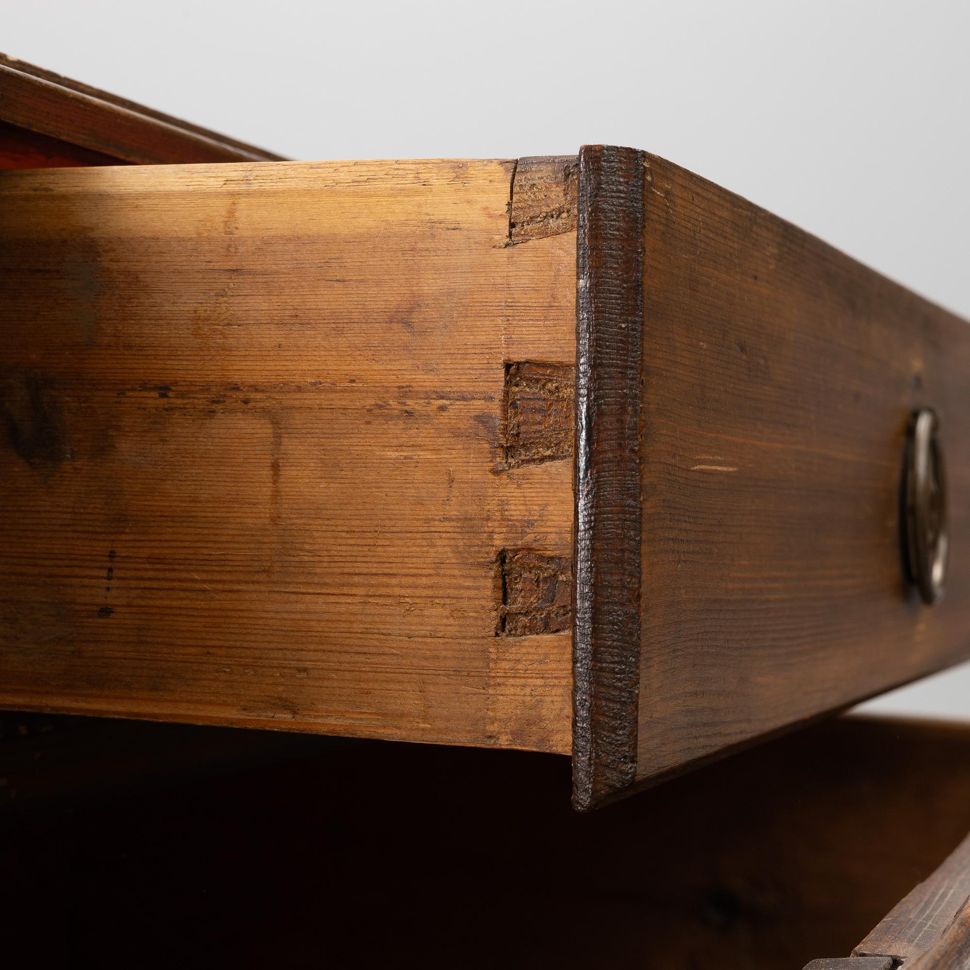 A chest of drawers, 19th century.