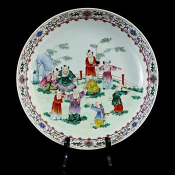 BOJANER, 3 st, samt SKÅLFAT, porslin, Kina, 1900-tal.