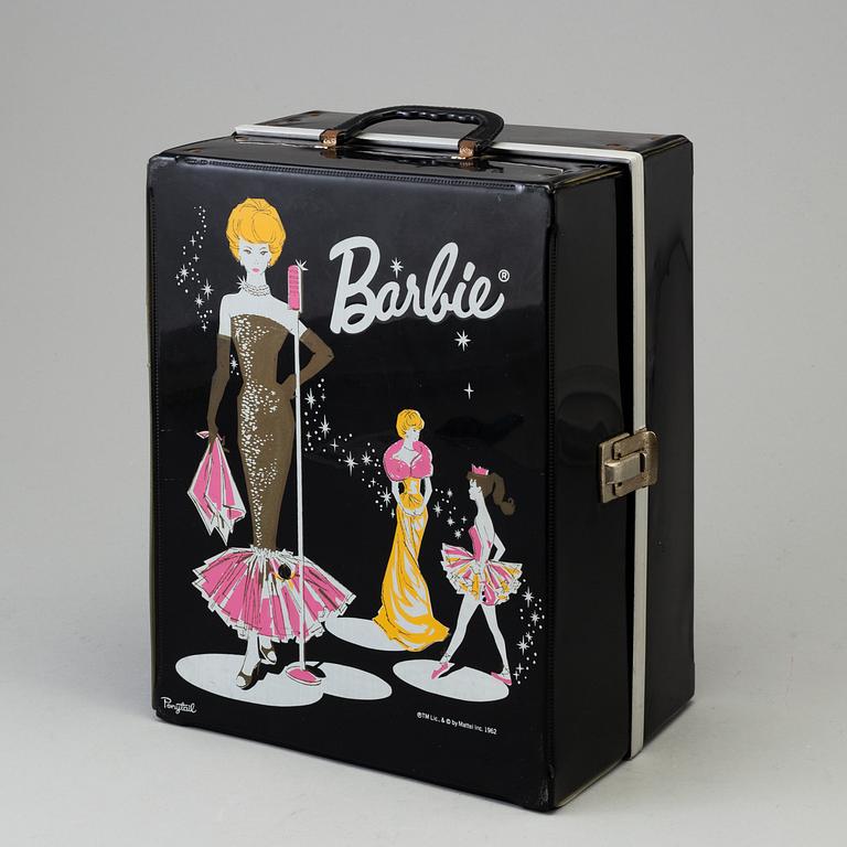 Six 1960s barbiedolls in original barbie bag.