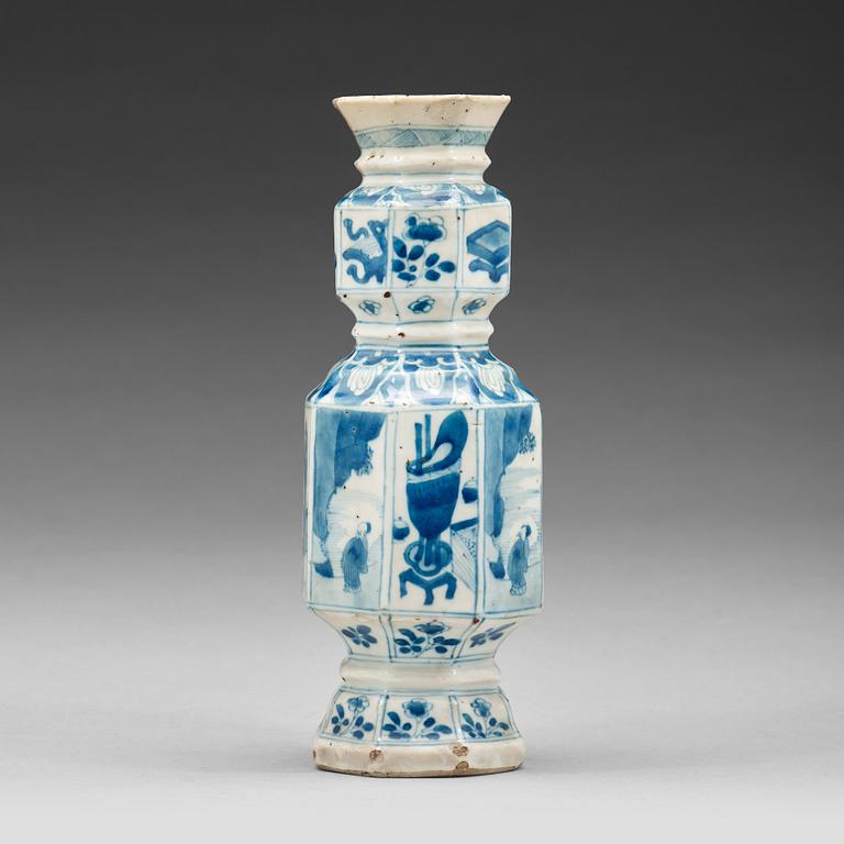 VAS, porslin. Qingdynastin, Kangxi (1662-1722).