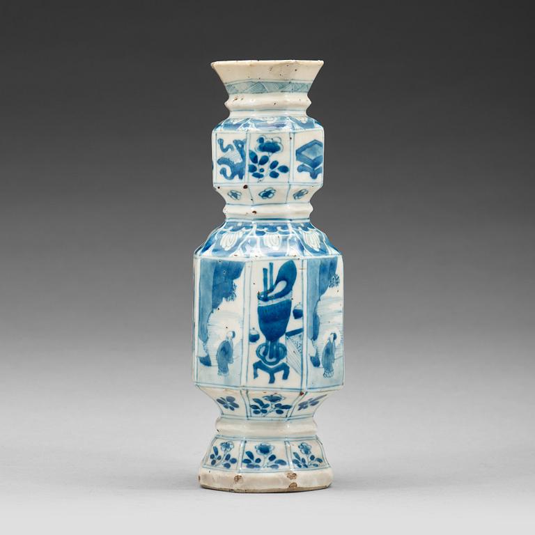 A blue and white vase, Qing dynasty, Kangxi (1662-1722).