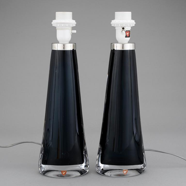 BORDSLAMPOR, ett par, glas. Carl Fagerlund för Orrefors, 1960-tal.