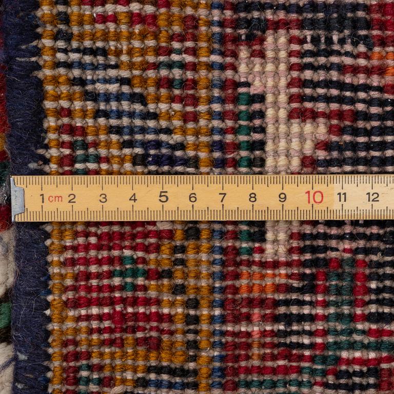 Matta, troligen Ahar, ca 340 x 245 cm.