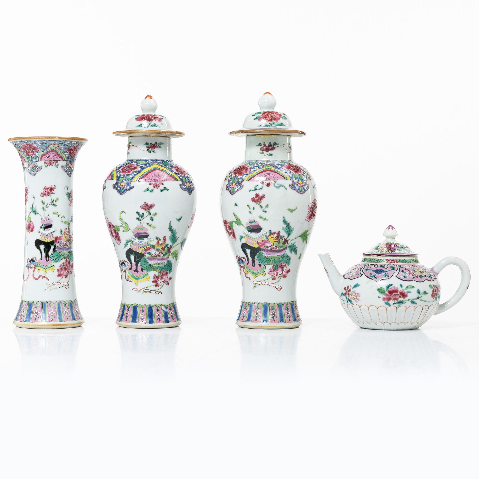 Tekanna, samt en garnityguppsättning med en vas och två urnor, exportporslin, Kina, Qingdynastin, 1700-tal.