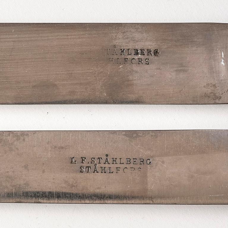 A pair oft blue and white armorial knives, Qing dynasty, Qianlong (1736-95).
