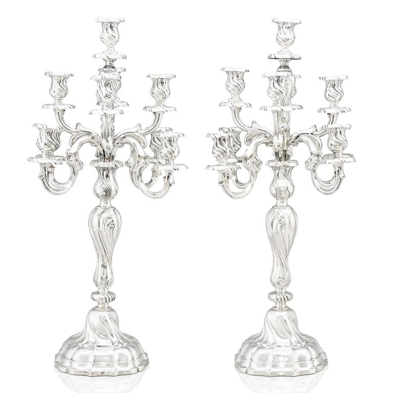 Hermann Julius Wilm, kandelabrar, silver 750, ett par, Louis XV-stil, Berlin, omkring år 1900.