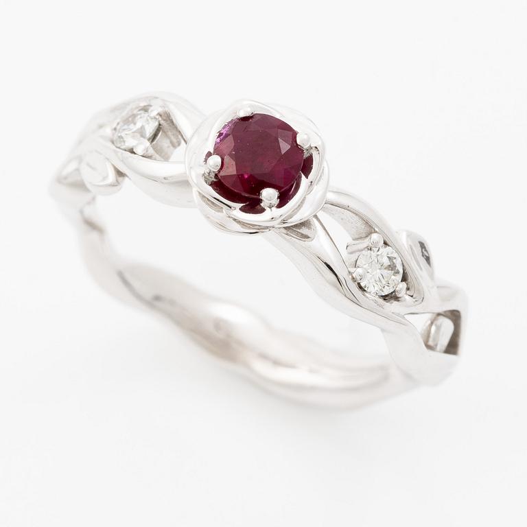 Ring 14K white gold with a ruby and brilliant-cut diamonds.