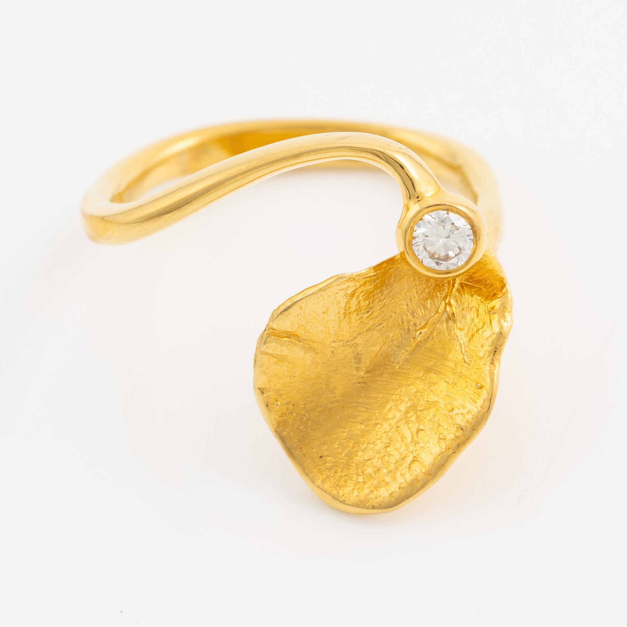 Ring, 18K gold set with a round brilliant-cut diamond.