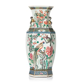 1094. A large famille rose '100 antiques' vase, late Qing dynasty, circa 1900.