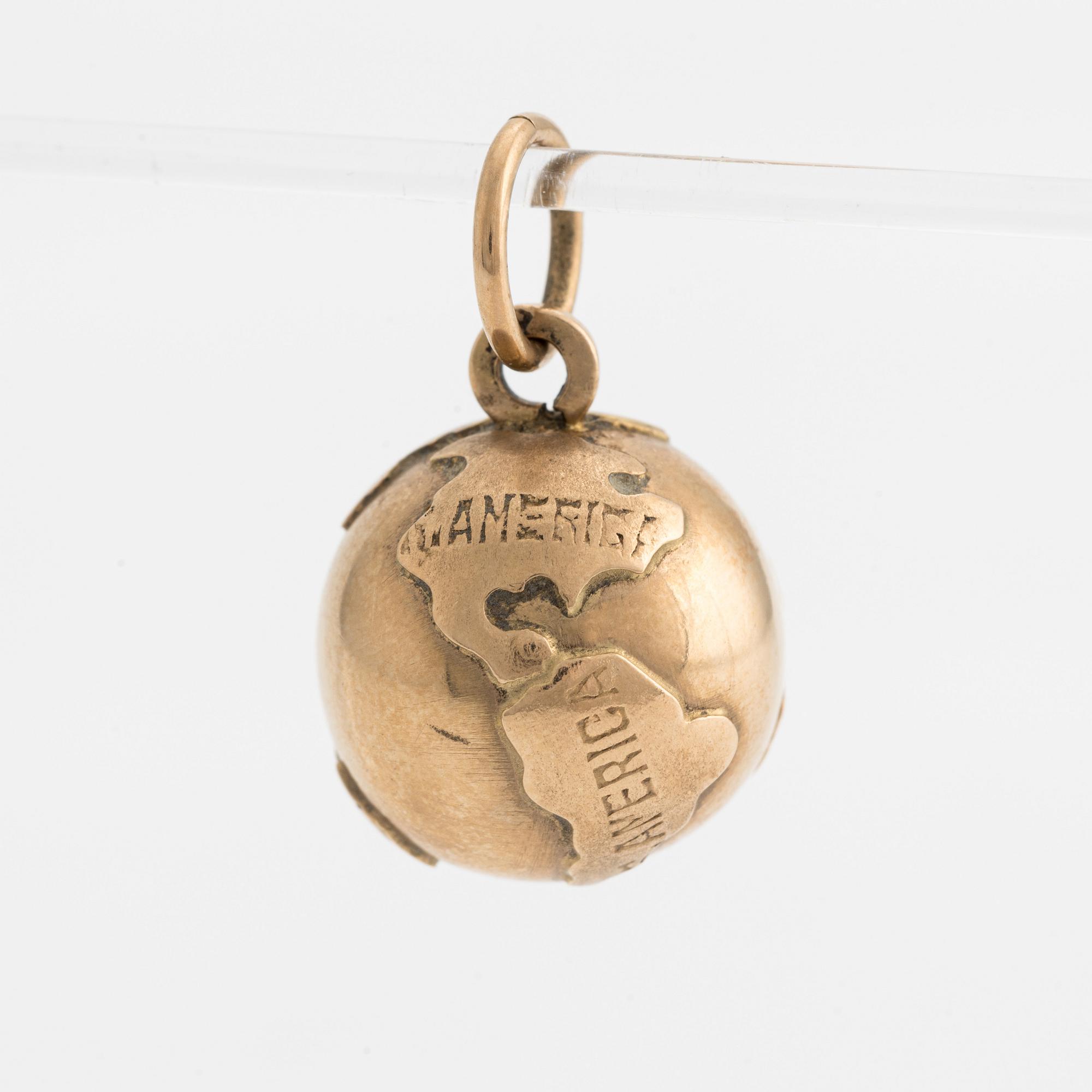 Charm in the shape of a globe, 18K gold.