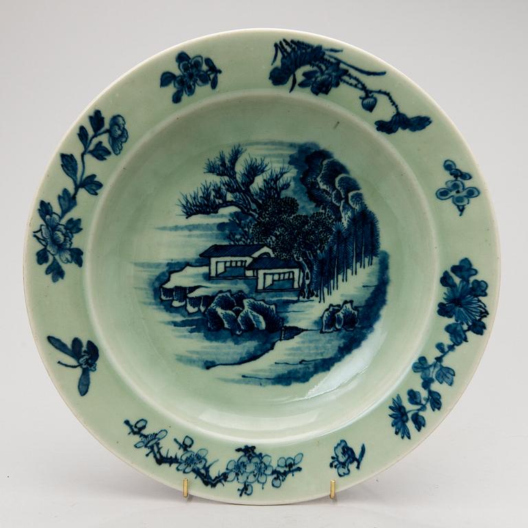 A Chinese porcelain dish from the latter half of the 19th century.