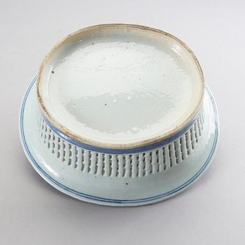 CHESTNUT BASKET, Porcelain, Qing dynasty, Jiaqing (1796-1820).