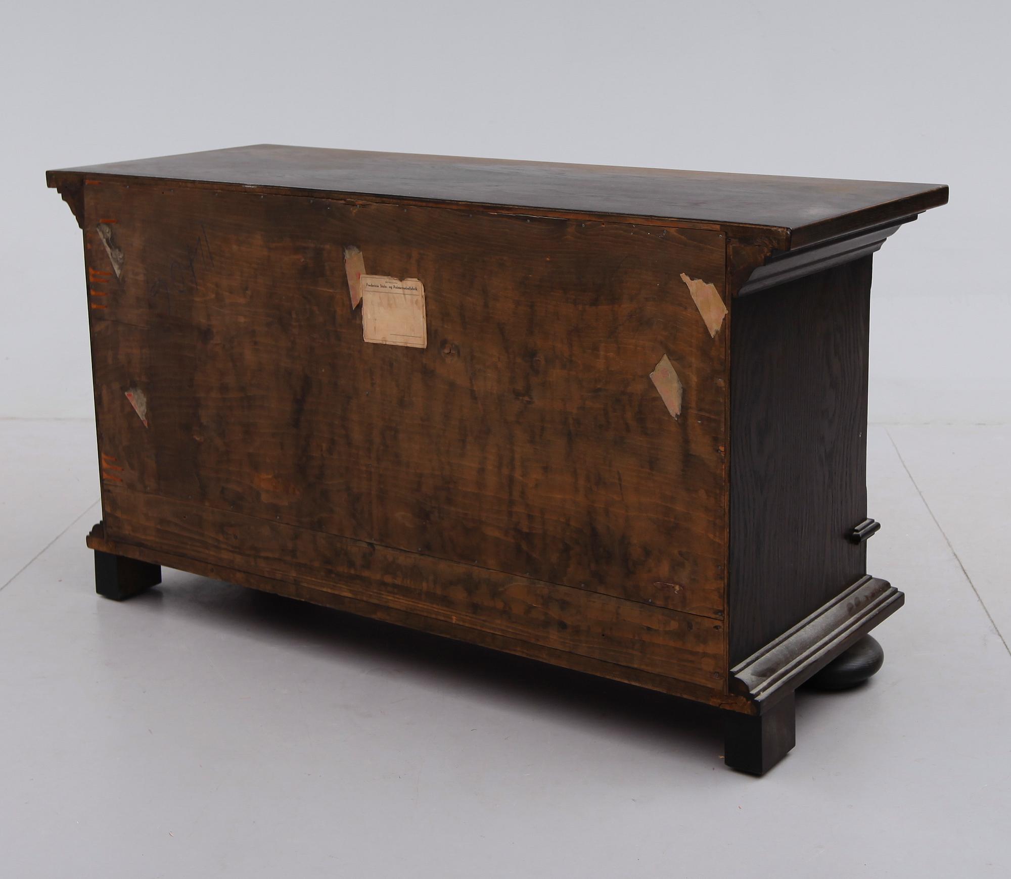 SERVERINGSSKÅP, barockstil, 1900-talets första hälft.