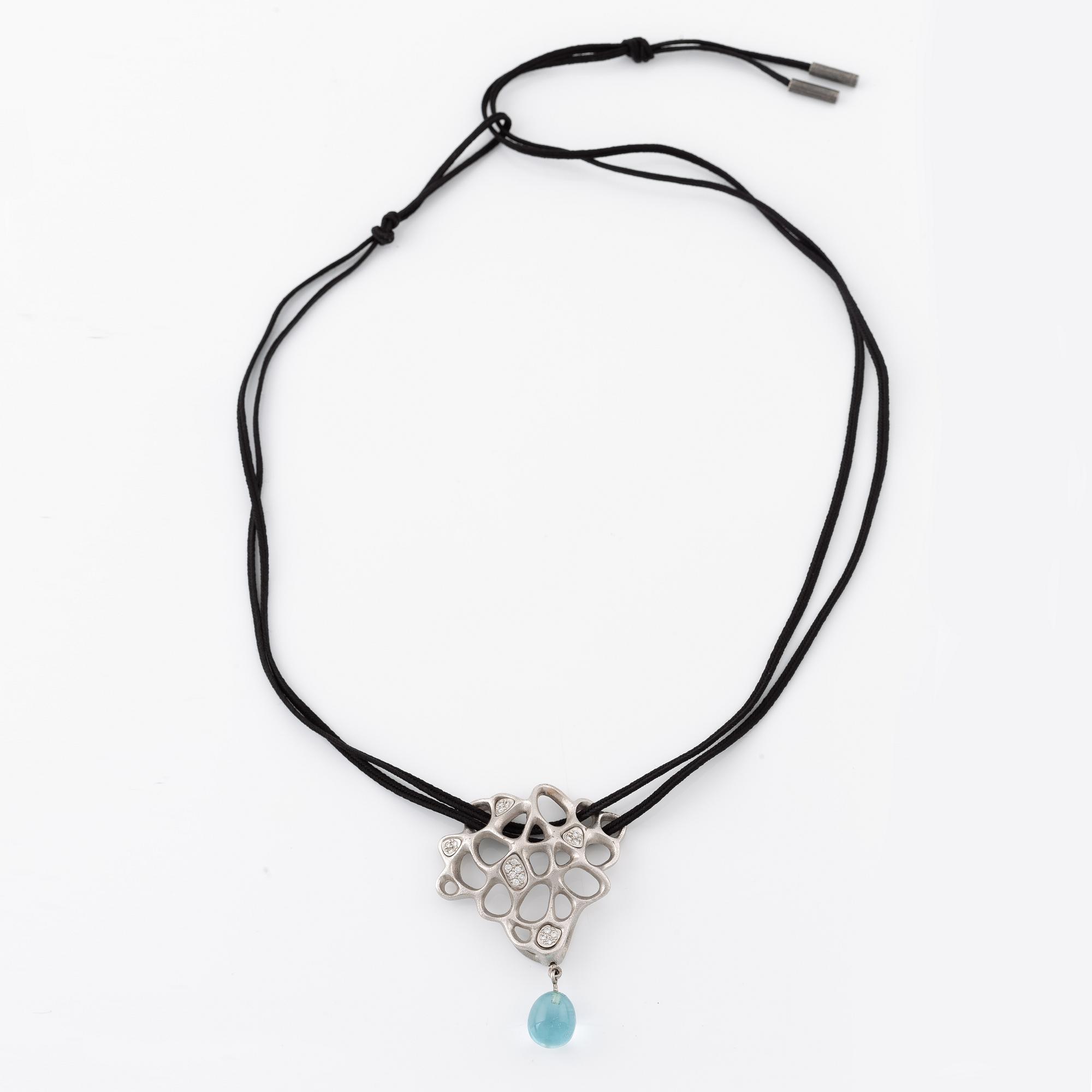 Ole Lynggard hängsmycke 18K vitguld med runda briljantslipade diamanter och en droppe av akvamarin.