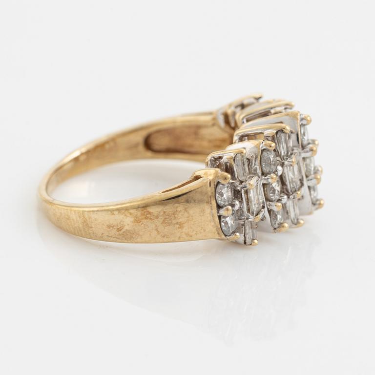 14K gold and baguette- and brilliant cut diamond ring.