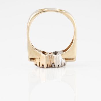 RING, med fasettslipade rubiner samt briljantslipade diamanter.
