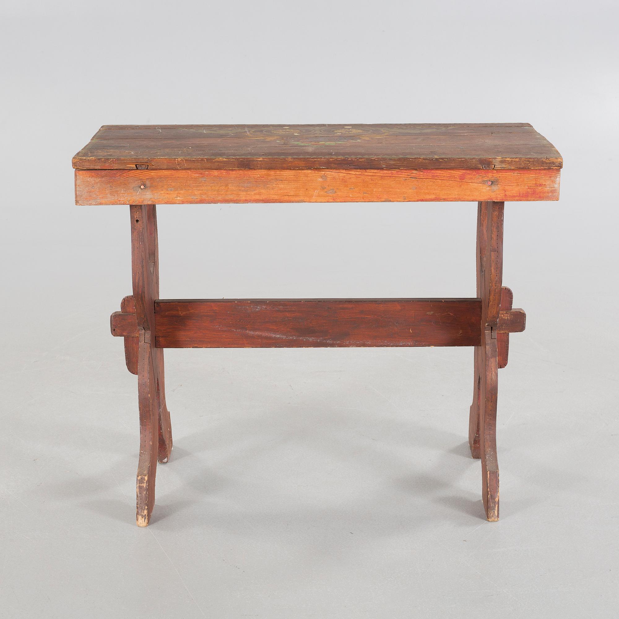 A table, probably made in Hälsingland from around year 1900.