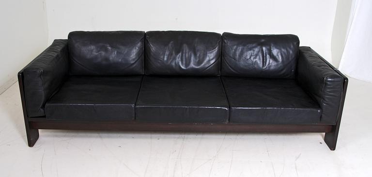 SOFFA, "Bastiano", Tobia o Afra Scarpa, Italien. Tillverkad på licens av Haimi, Finland.