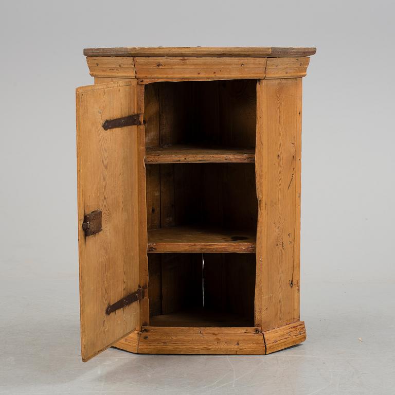 HÖRNSKÅP FÖR VÄGG, allmoge, 1700/1800-tal.