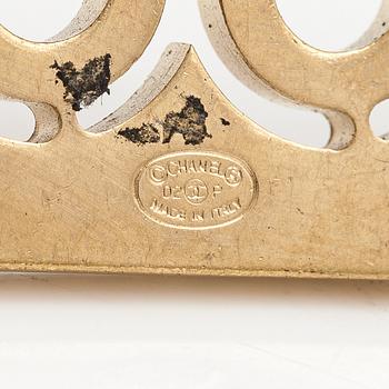 Chanel, A gold coloured metal chain belt with pink stones. Marked "CHANEL 02 CC P MADE IN ITALY".