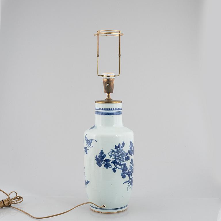 Vas, omarbetad till bordslampa, porslin, Kina, Qingdynastin, 1800-tal.