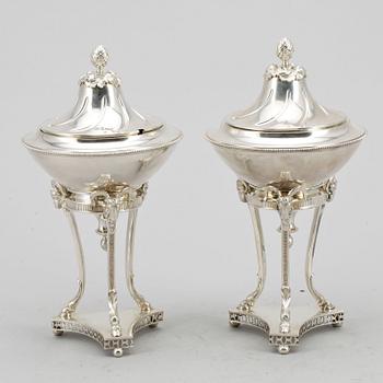 SOCKERSKÅLAR ett par, silver, C G Hallberg, Stockholm, 1905. Totalvikt 1516 gram.