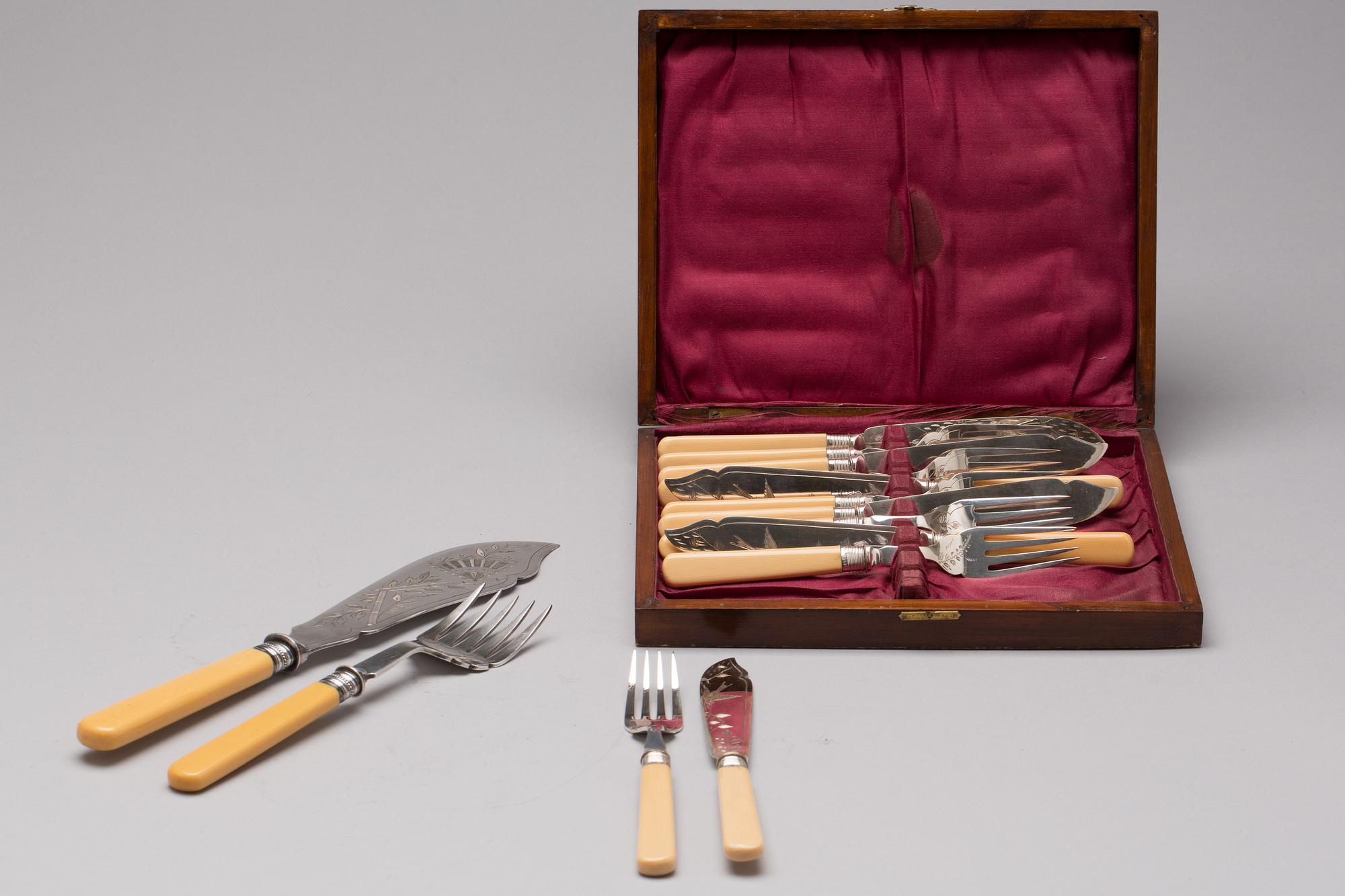 BESTICKSERVIS, 14 delar. Delvis silver samt nysilver. Storbritannien, 1800/1900-tal.
