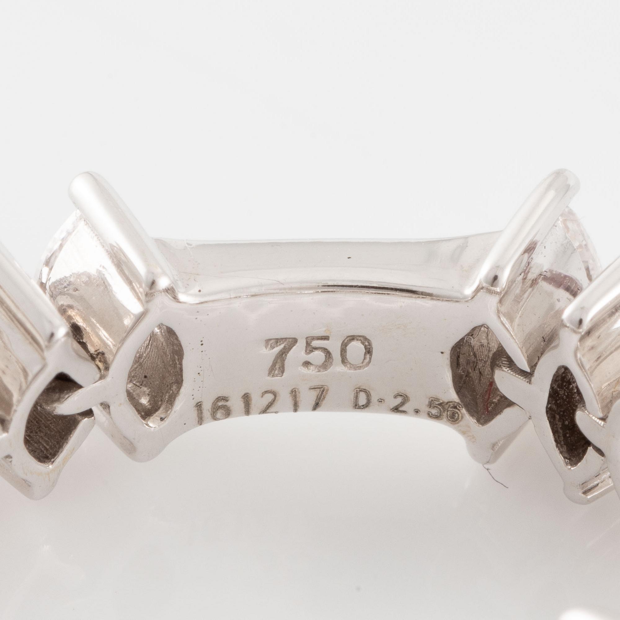 Ring in 18K white gold set with navette-cut diamonds.