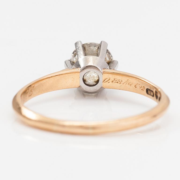 Sormus, 18K kultaa ja timantti n. 0.88 ct yht. Westerback, Helsinki 1973.