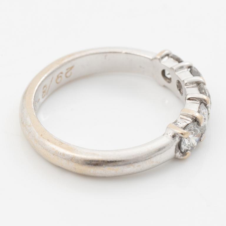 Ring in 18K white gold set with round brilliant-cut diamonds.