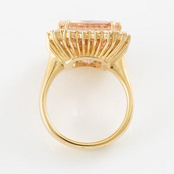 Ring 18K guld med en fasettslipad morganit och runda briljantslipade diamanter.