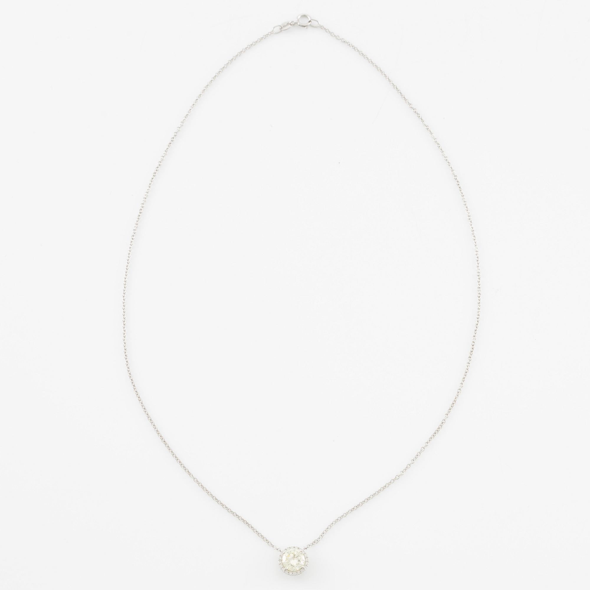 Collier 18K vitguld med briljantslipad diamant.