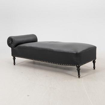 An early 1900s eather chaise longue.
