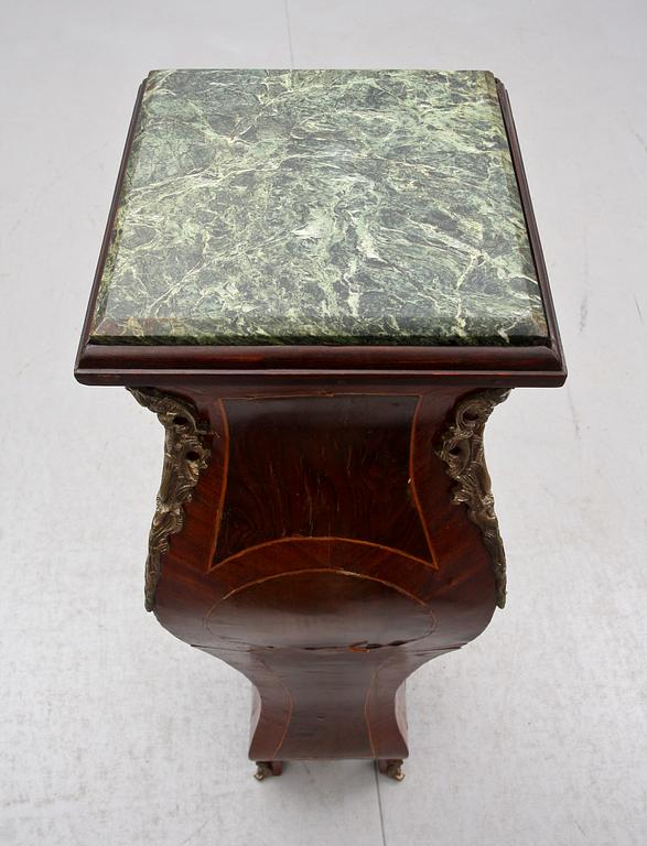 PIEDESTAL, rokokostil, 1900-alets andra hälft.