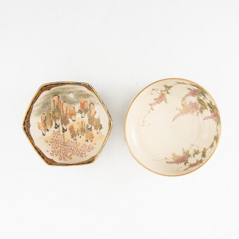 Vaser 3 st, skålar 2 st samt rökelsekar 2 st Japan Satsuma 1900-tal porslin.